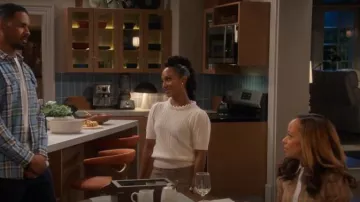Sandro Pull en tricot torsadé avec des perles porté par Nina (Tetona Jackson) comme on le voit dans La maison de Papy (S01E09)