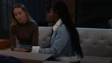 Good American So Soft Mock Neck Body usado por Josslyn Jacks (Eden McCoy) visto en General Hospital el 27 de diciembre de 2024