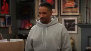 Nike Dri-FIT Pullover Basketball Hoodie porté par Damon (Damon Wayans Jr.) comme on le voit dans Poppa’s House (S01E09)