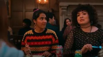 Boucles d’oreilles Baublebar Isha portées par Bela Malhotra (Amrit Kaur) comme on le voit dans La vie sexuelle des étudiantes (S03E10)