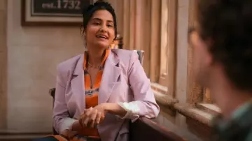 Mini-robe en laine Diesel M-Zafora Tie-Dye Half-Zip portée par Bela Malhotra (Amrit Kaur) comme on le voit dans La vie sexuelle des étudiantes (S03E10)