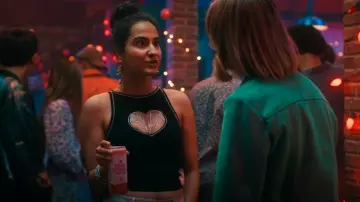 Alice + Olivia Allen Haut en strass porté par Bela Malhotra (Amrit Kaur) comme on le voit dans La vie sexuelle des étudiantes (S03E10)