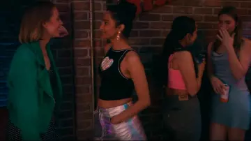 Vierge NYC 5 Pocket Mini Skirt In Silver Springs portée par Bela Malhotra (Amrit Kaur) comme on le voit dans The Sex Lives of College Girls (S03E10)