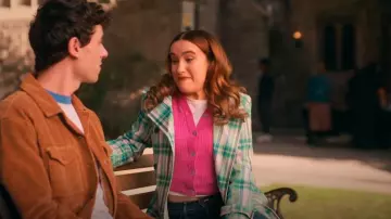 Sur le 34e Trench-coat à carreaux à double boutonnage porté par Kacey (Gracie Bea Lawrence) comme on le voit dans La vie sexuelle des collégiennes (S03E10)