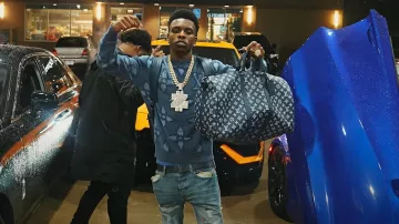 Amiri Clay Indigo & Light Blue Staggered Logo 'Repair' Jeans usados por Zillionaire Doe en Zillionaire Doe - Pull Up (Official Music Video) ft. BossMan Dlow