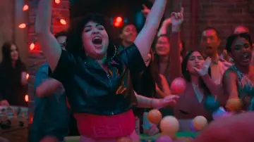 Torrid Faux Cuir à manches courtes et court Moto Jacket porté par Lila Flores (Ilia Isorelys Paulino) comme on le voit dans The Sex Lives of College Girls (S03E10)