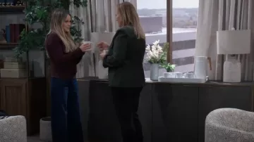 Chaqueta con capucha de punto acanalado de H&M usada por Lulu Spencer (Alexa Havins) vista en General Hospital el 13 de enero de 2025