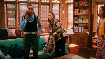 Mini-jupe vierge de New York en Big Spin portée par Whitney Chase (Alyah Chanelle Scott) comme on le voit dans La vie sexuelle des étudiantes (S03E10)