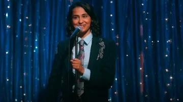 Cinq A Sept Paisley Pinstripe Khloé Rhinestone Blazer usado por Bela Malhotra (Amrit Kaur) como se ve en The Sex Lives of College Girls (T03E10)