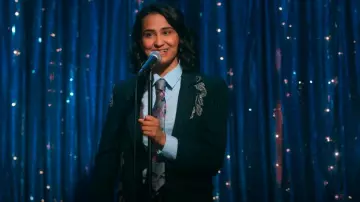 Cinq A Sept Paisley Pinstripe Khloe Strass Blazer porté par Bela Malhotra (Amrit Kaur) comme on le voit dans The Sex Lives of College Girls (S03E10)