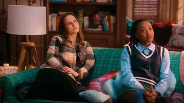Franela de mujer O'Neill Zuma Superfleece usada por Kimberly Finkle (Pauline Chalamet) como se ve en The Sex Lives of College Girls (T03E10)