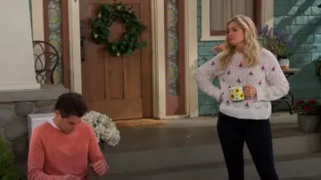 Pull à col rond brodé Aqua Pointelle porté par Gemma Johnson (Beth Behrs) comme on le voit dans The Neighborhood (S07E09)