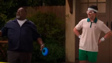 Fila Performance Polo BB1 Iconique En Angora Veste Vert Rayures Porté par Dave Johnson (Max Greenfield) comme on le voit dans The Neighborhood (S07E09)