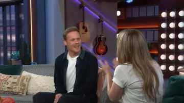 Camisa de botones Cotton Citizen Pressley usada por Sam Heughan como se ve en The Kelly Clarkson Show el 27 de enero de 2025