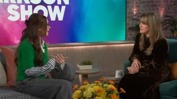 Polo en cachemire côtelé Miu Miu vert et blanc cassé porté par Anna Cathcart tel qu’on le voit dans le défilé Kelly Clarkson le 28 janvier 2025