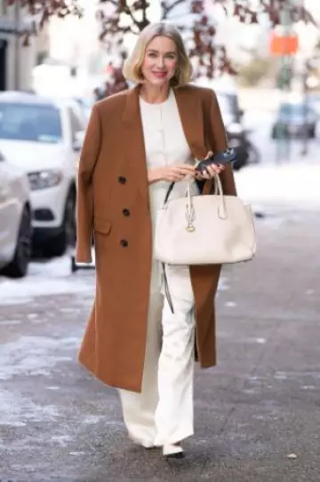 Manteau Celine Chesterfield en tissu de cachemire porté par Naomi Watts à New York le 21 janvier 2025