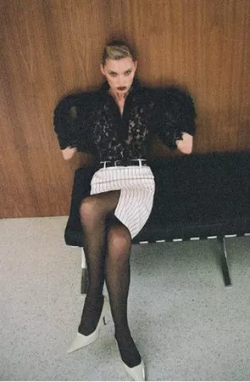 The Row Lana Pumps en blanco usados por Elsa Hosk en su publicación de Instagram el 22 de enero de 2025