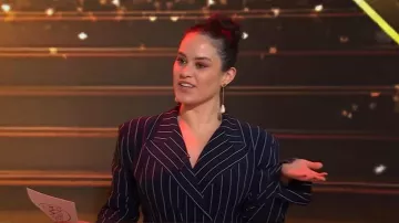 Chaqueta cruzada clásica de Norma Kamali usada por Donna Farizan como se ve en Todaywith Hoda & Jenna el 27 de enero de 2025