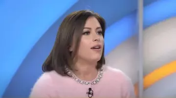 Cardigan à manches longues Alice + Olivia Dollie porté par Chloe Melas comme on le voit dans Today le 28 janvier 2025