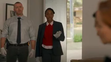 Blazer de cristal de ventana de moda masculina Tibi usado por Faith Mitchell (Iantha Richardson) como se ve en Will Trent (T03E04)