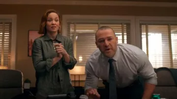 Rachel Comey Mensy Shirt Pepper Green worn by Angie Polaski (Erika Christensen) as seen in Will Trent (S03E04)