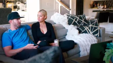 Club Monaco Johnny Collar Body porté par Heather Rae Young comme on le voit dans The Flipping El Moussas (S02E06)