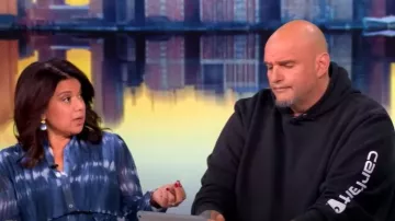 Sudadera con capucha con capucha Carhartt Signature Sleeve Logo usada por John Fetterman como se vio en The View el 27 de enero de 2025