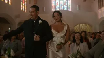 Vestido de Ronda de la Reforma usado por Gabriela Pérez (Stephanie Arcila) como se ve en Fire Country (S03E01)