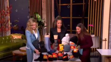 Veronica Beard Robinne Pantalones plisados de pierna recta usados por Sara Haines como se vio en The View el 27 de enero de 2025