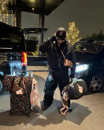 Louis Vuitton Murakami Valise Monogram Noir 'Horizon 55' portée par Jesús Ortiz Paz sur le compte Instagram @jesusortizpazfr
