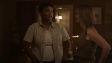 Dickies Newington Camisa de manga corta lavada en blanco roto usada por Eve Edwards (Jules Latimer) como se ve en Fire Country (S03E02)