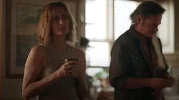 T-shirt côtelé effet délavé Zara porté par Sharon Leone (Diane Farr) comme on le voit dans Fire Country (S03E03)