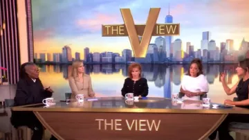 Cinq a Sept Cayleigh Wrap Midi Dress usado por Sara Haines como se vio en The View el 28 de enero de 2025