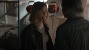 Veste à franges brodées Scully portée par Sharon Leone (Diane Farr) comme on le voit dans Fire Country (S03E03)