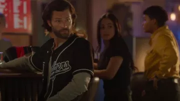 Campeones de la Serie Mundial Camiseta masculina de Los Angeles Dodgers Nike Black Fashion Replica Team usada por Camden Casey (Jared Padalecki) como se ve en Fire Country (S03E05)