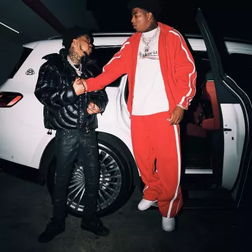 Vetements Red V-Oval Baggy Sweatpants porté par Yungeen Ace sur le compte Instagram @lilpoppa