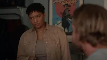 Wrangler Eli Tan Snap Shirt porté par Eve Edwards (Jules Latimer) comme on le voit dans Fire Country (S03E07)