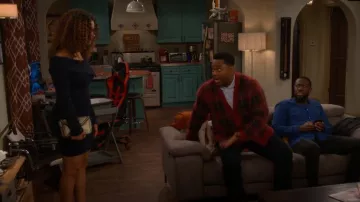 Robe Meshki Stephanie portée par Courtney (Skye Townsend) comme on le voit dans The Neighborhood (S07E09)