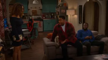 Sac à main métallique en or Chicos porté par Courtney (Skye Townsend) comme on le voit dans The Neighborhood (S07E09)