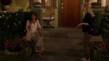 Sandalias de cuña con detalle de hebilla de River Island en negro usadas por Tina Butler (Tichina Arnold) como se ve en The Neighborhood (S07E09)