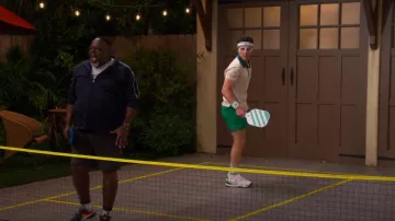 Fila Axilus Lux pour hommes porté par Dave Johnson (Max Greenfield) comme on le voit dans The Neighborhood (S07E09)