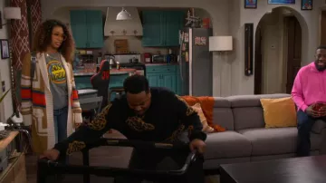 Cardigan Pendleton Harding porté par Courtney (Skye Townsend) vu dans The Neighborhood (S07E09)