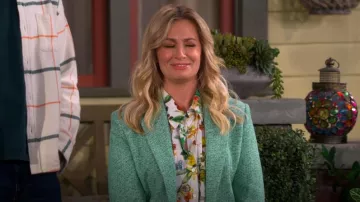 Blusa L'Agence Holly usada por Gemma Johnson (Beth Behrs) como se ve en The Neighborhood (S07E09)