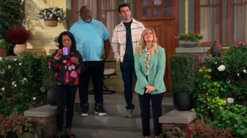 Blouse Rag & Bone Aubrey portée par Tina Butler (Tichina Arnold) comme on le voit dans The Neighborhood (S07E09)