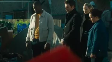 Gerard Darel Abrigo corto de espiga usado por la SA del FBI Hana Gibson (Keisha Castle-Hughes) como se ve en FBI: Most Wanted (S06E09)