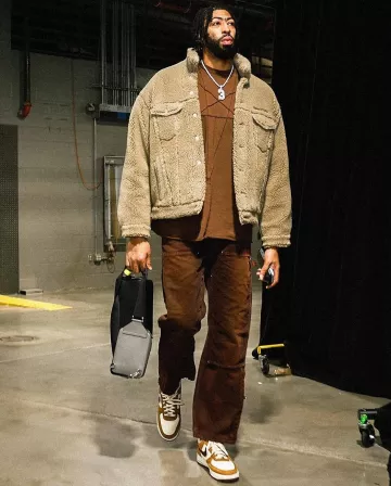 Bolso bandolera Prada Marble Grey Brique usado por Anthony Davis en la cuenta de Instagram @lakers
