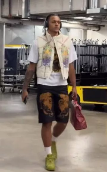 Who Decides War White & Rainbow Chaleco de vidrieras usado por Paolo Banchero en la cuenta de Instagram @cavs