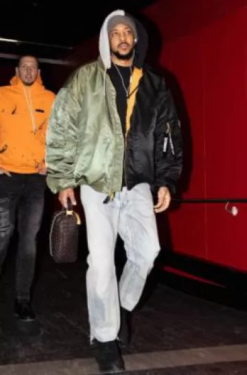 Blouson aviateur fendu vert olive et noir Vetements x Alpha Industries porté par CJ McCollum sur le compte Instagram @pelicansnba