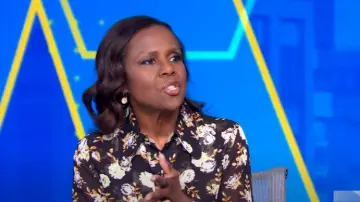 Victoria Beckham Chemise boutonnée ajustée à col club à imprimé floral portée par Deborah Roberts comme on le voit dans Good Morning America le 29 janvier 2025