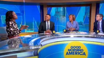 Jupe mi-longue plissée en cuir Givenchy Ombre portée par Deborah Roberts vue dans Good Morning America le 29 janvier 2025